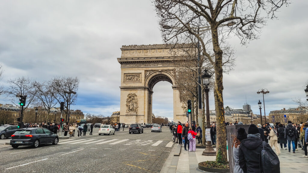 Blick auf den Triumphbogen in Paris von der Avenue des Champs-Élysées
