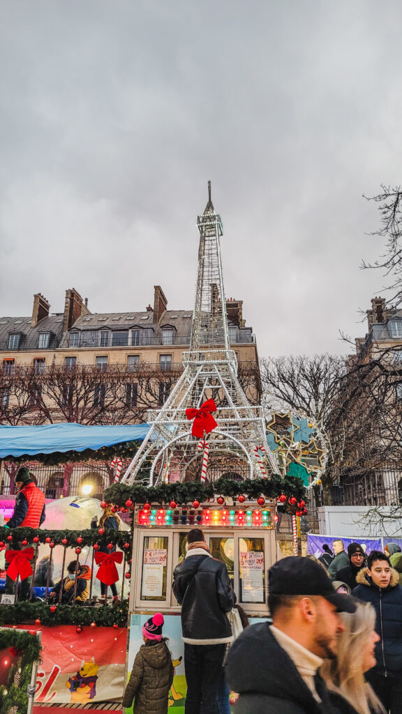 Kleiner Eiffelturm mit Beleuchtung auf dem Weihnachtsmarkt im Jardin des Tuileries