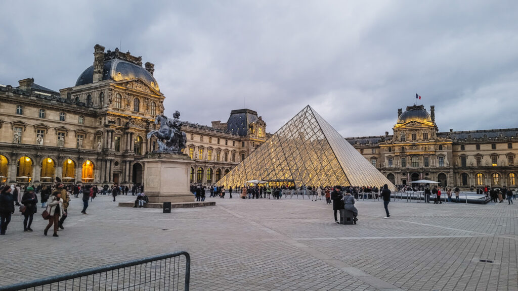 Blick auf die Glaspyramide am Louvre Museum in Paris